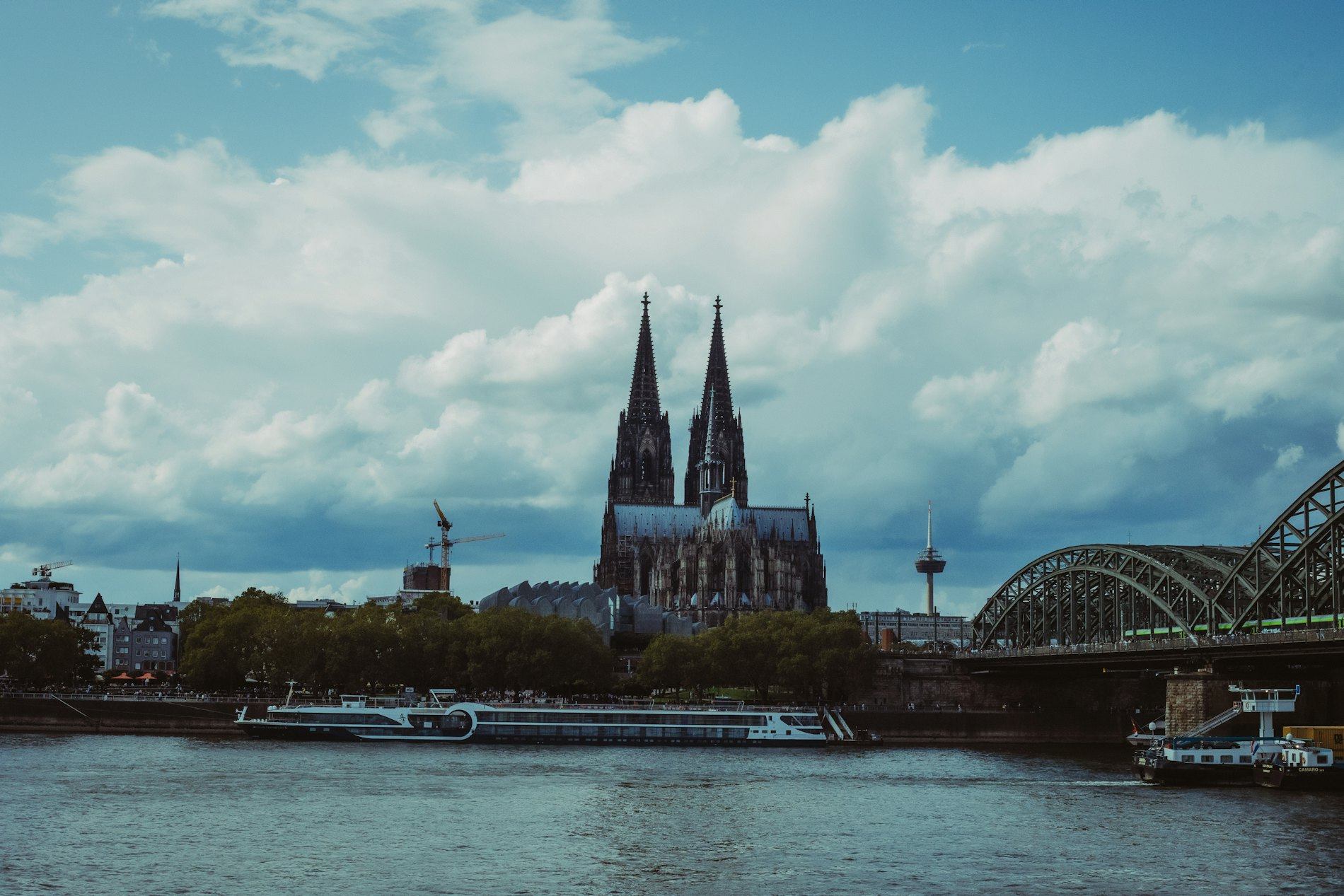 Kölner Dom und Hohenzollernbrücke am Rhein